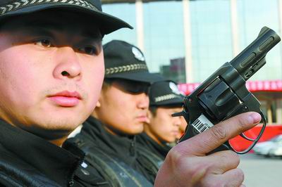 商报记者程实摄昨日,省城特警腰别新配发的中国警察专用枪—左轮