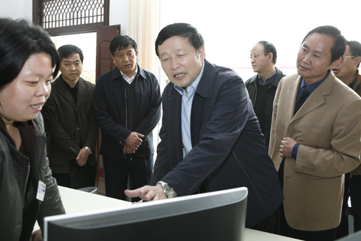 11月7日,省长助理兼秘书长卢大伟等一行到郑州
