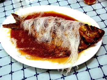 開(kāi)封名吃：鯉魚(yú)焙面---河南特色特產(chǎn)美食小吃(圖1)