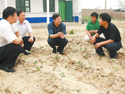 濮阳市市委书记田间对话硕士"村官"