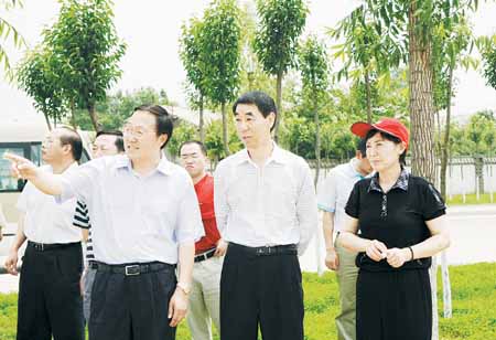 信阳市委书记王铁(中)与市委常委,宣传部长,副市长张春香(右)正在勘察