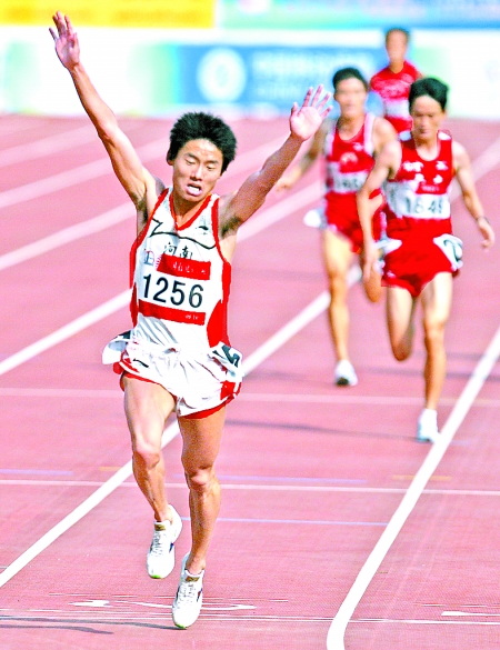 田梦旭万米跑冲过终点瞬间.记者 陈更生 摄