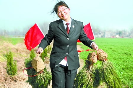 4月4日,社旗县检察院的20多名青年志愿者来到晋庄镇曹湾移民新村