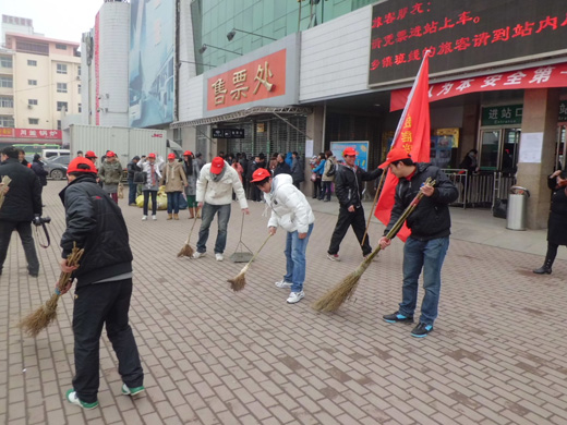 南阳在校大学生积极弘扬雷锋精神(组图)--10专