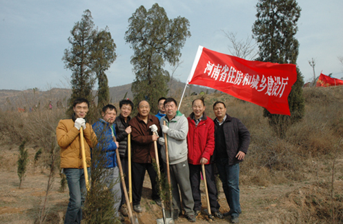 水桶等植树工具,准时到达荥阳市崔庙镇万山郑州市义务植树基地,大家