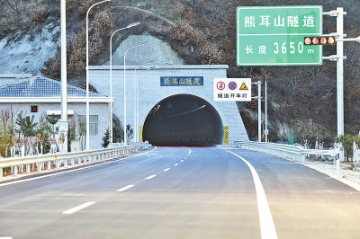 图为三淅高速熊耳山隧道在中原,有一条高速公路从山岭重丘区穿过,跨越