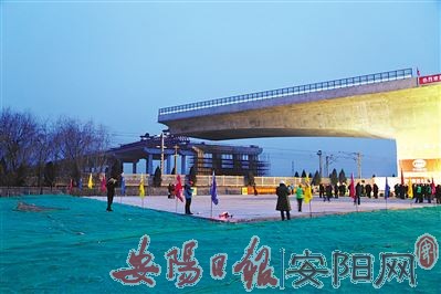 安阳西北绕城高速公路跨京广铁路大桥昨日成功转体