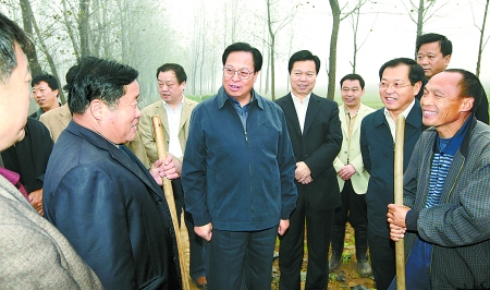 10月21日上午,省委书记徐光春来到长垣县常村镇的小麦高产开发工程万