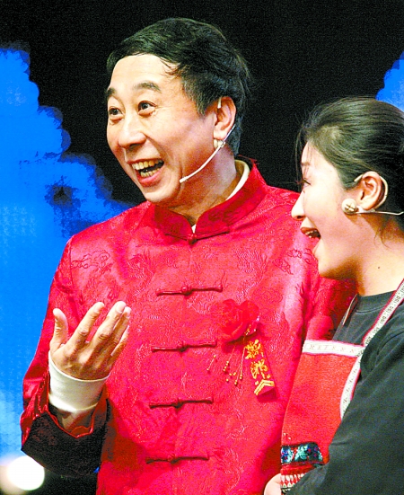 著名演员冯巩在开幕式上表演节目本报记者郭宇摄