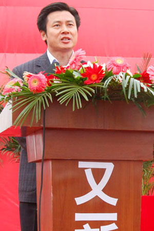 要闻动态 地方  开工仪式上,叶县县委书记闫廷瑞向在场的几百名严阵以