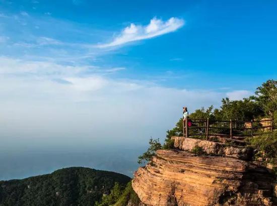 走進黛眉山的天路奇觀,兩邊巨峰對峙,直插雲霄,好像一條天路展現在